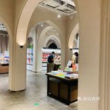 新开的前卫书店，除了贩卖热门的畅销书籍，店里还出售各