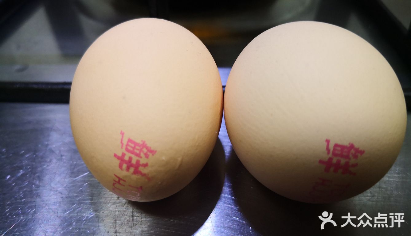香肠切丁。淘米加水和所有食材一起搅拌。放入电饭煲煮