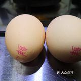 香肠切丁。淘米加水和所有食材一起搅拌。放入电饭煲煮