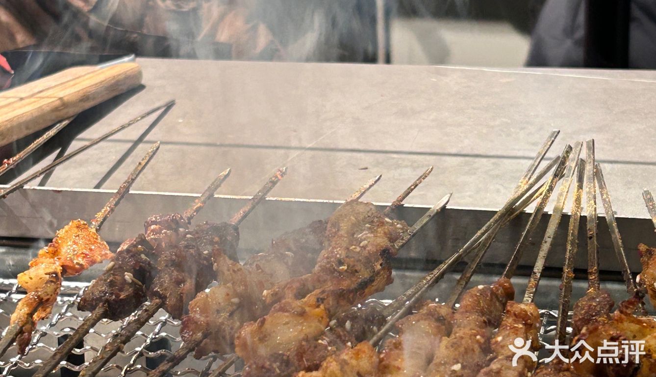 咩咩烤羊腿 | 记得早点来排队哦[糖果]