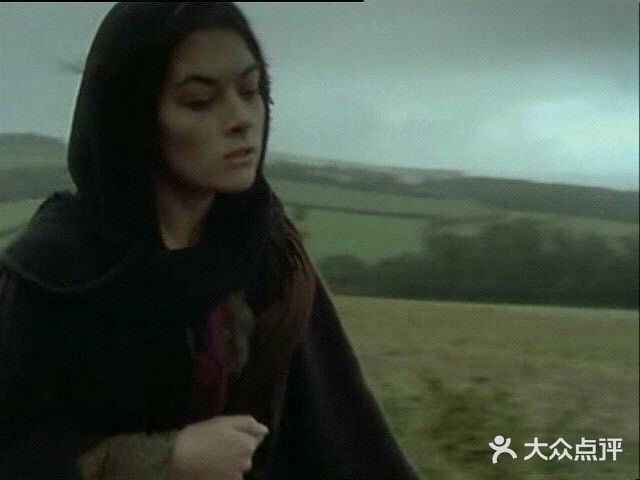 只要晚上躺在草地上，紧盯着天上某颗又大又亮的星