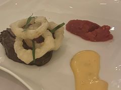 和牛牛柳配炸洋葱圈和番茄泥-Jean Georges