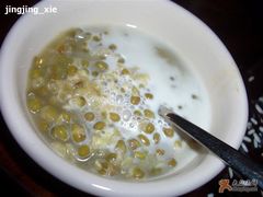 甜点拼盘之冰椰汁绿豆汤-DiAtas by Art Cafe Bumbu Bali