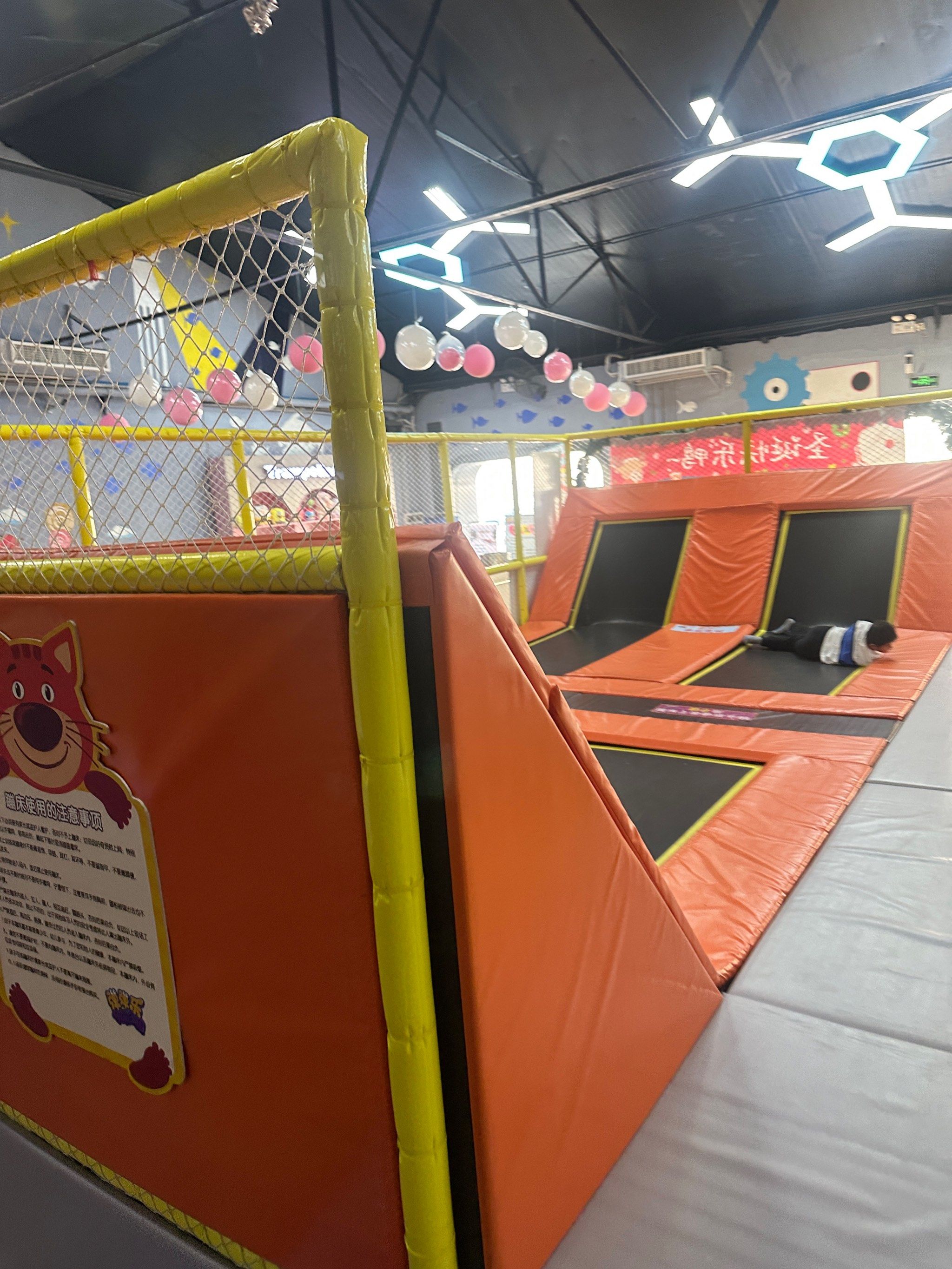 好玩的蹦床乐园