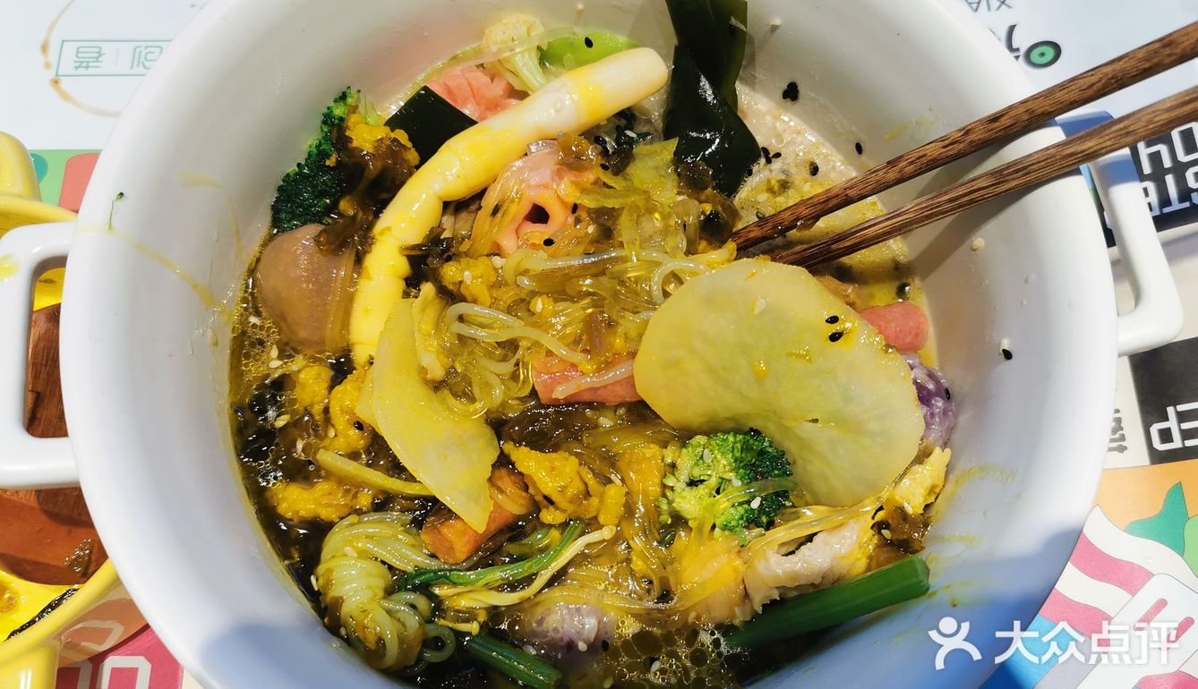 店不大，但味道是真绝！也可以自己调料碗