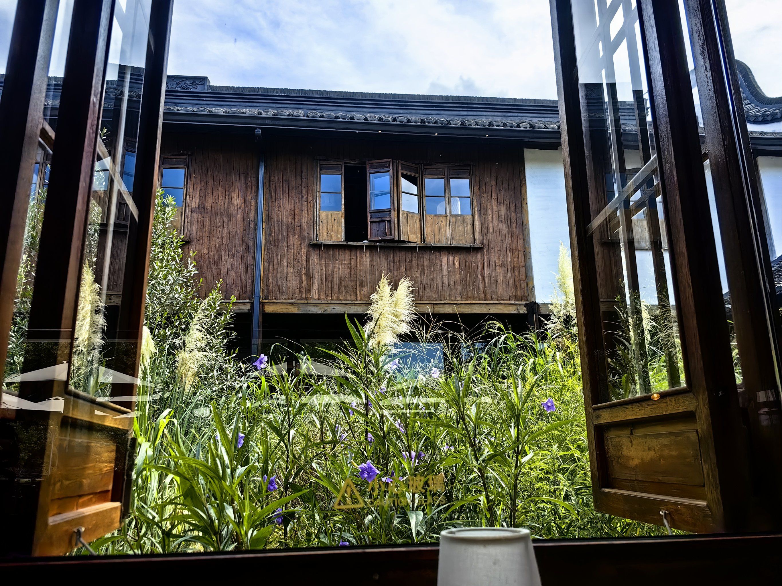 绿植环绕的建筑