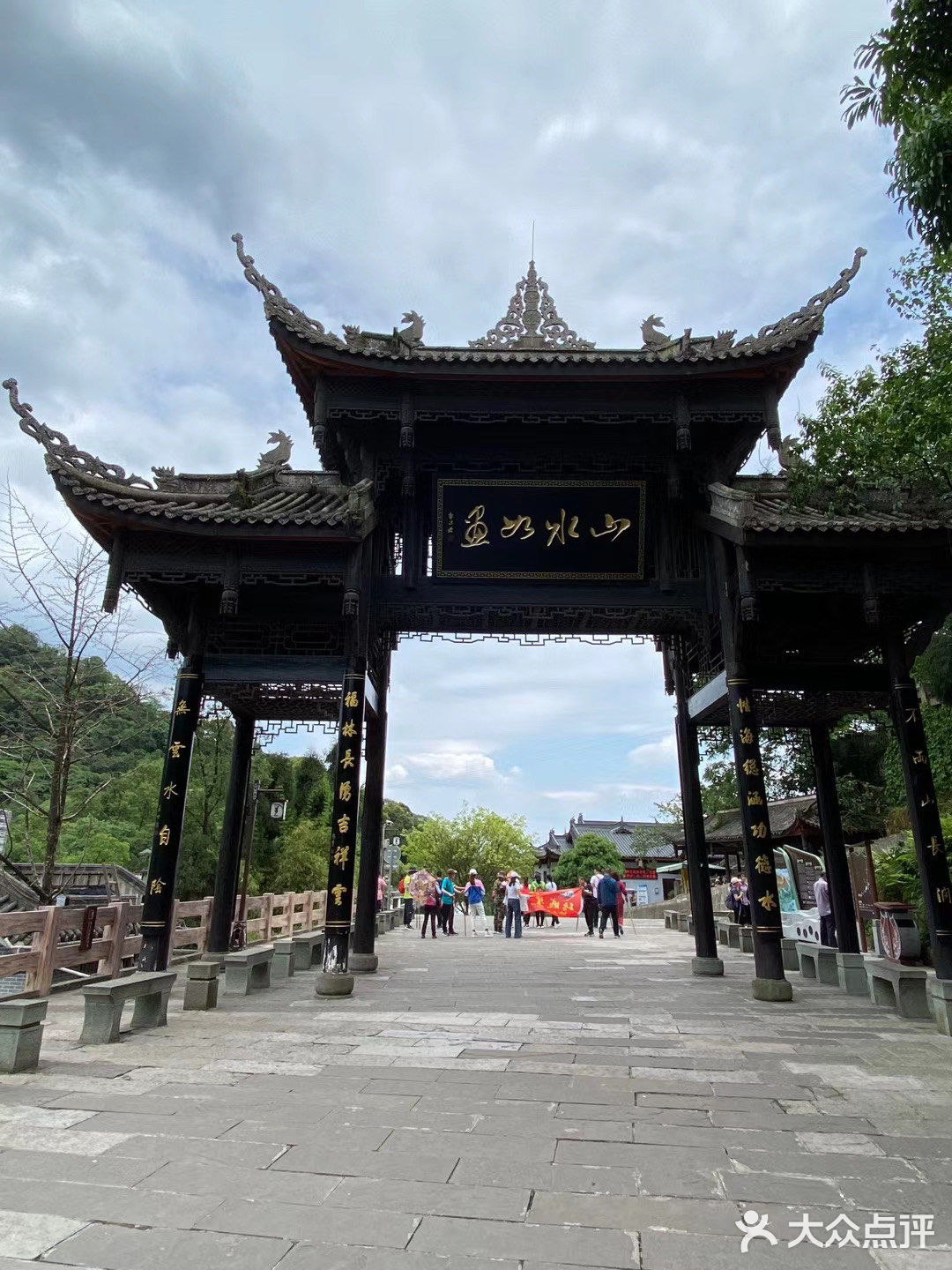 清音阁只有一个殿堂，阁前有“接王亭”；清音阁虽小