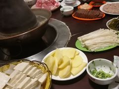 -洞庭洲·防空洞火锅·烧烤·铜锅涮肉(新百广场店)