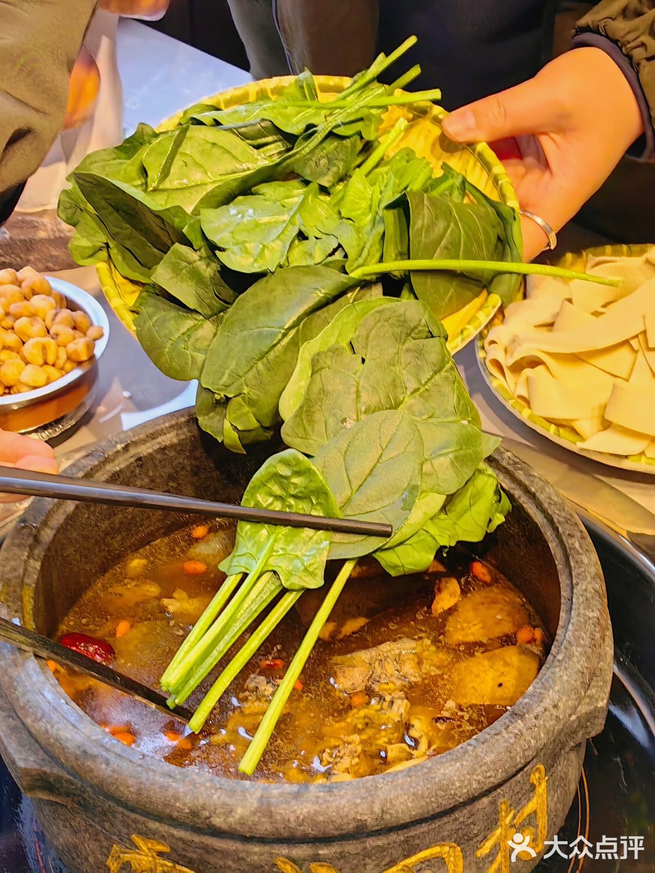 布达拉宫旁的神仙石锅鸡！野菌汤底绝了！