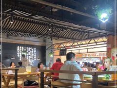 大堂-洪氏嗨捞·广东猪肚鸡·椰子鸡火锅(西咸万象城店)