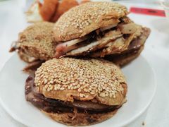 烧饼夹肘子-老磁器口豆汁店(天坛店)