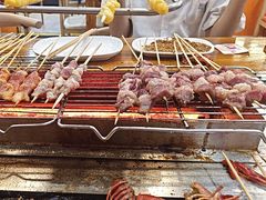 -哈尔滨小酒馆·鲜肉现穿自助烧烤(康新花园店)