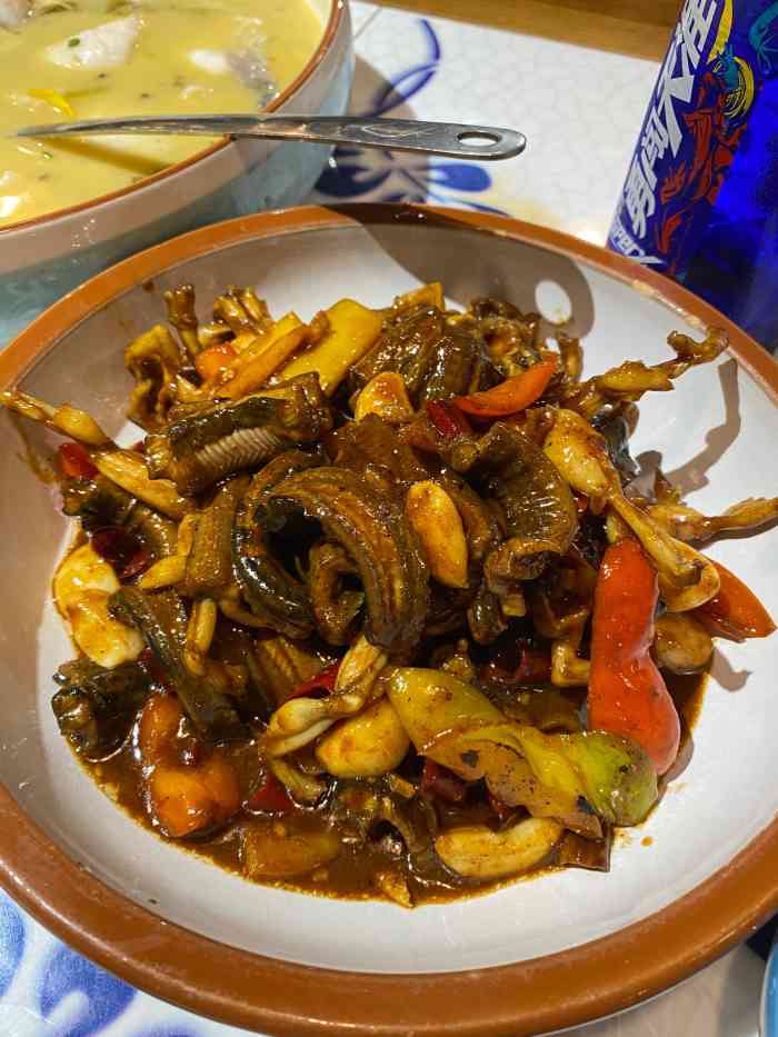 做都好吃的一道菜,却没什么酸菜味,汤底也非常的不酸菜 青蛙烧鳝鱼