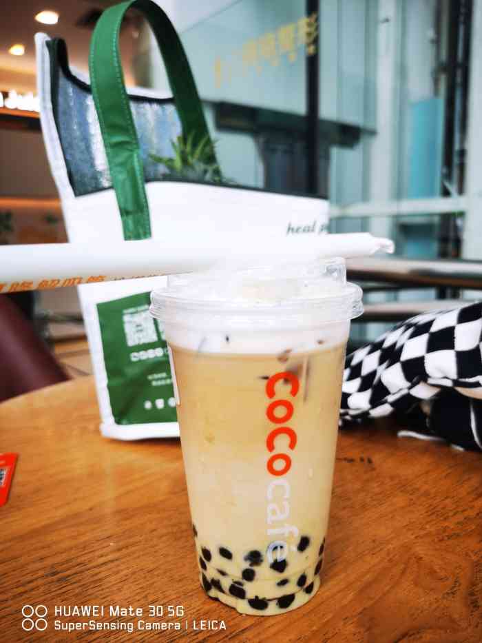 coco都可(南山华彩店)-"coco女孩又来喝coco啦,在旁边看电.