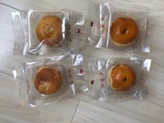 莲蓉蛋黄酥-鲍师傅糕点(江苏路店)