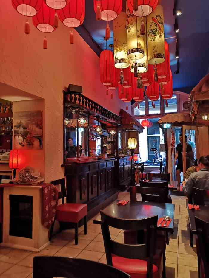 四川饭店(总店)-"菜不算难吃也不算好吃,可接受. 但,服.