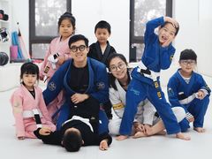 -菠萝格斗巴西柔术训练馆