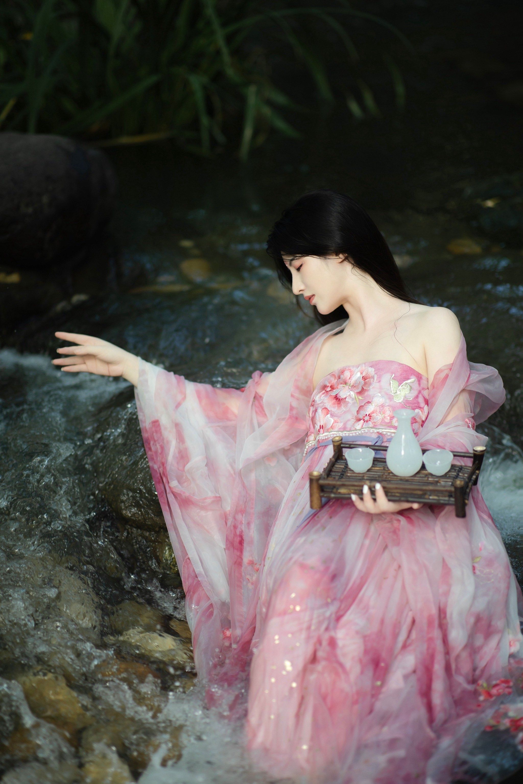 上海新虹桥城市花园溪流竹林汉服写真