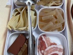 -猪三哥肥肠鸡川菜小炒