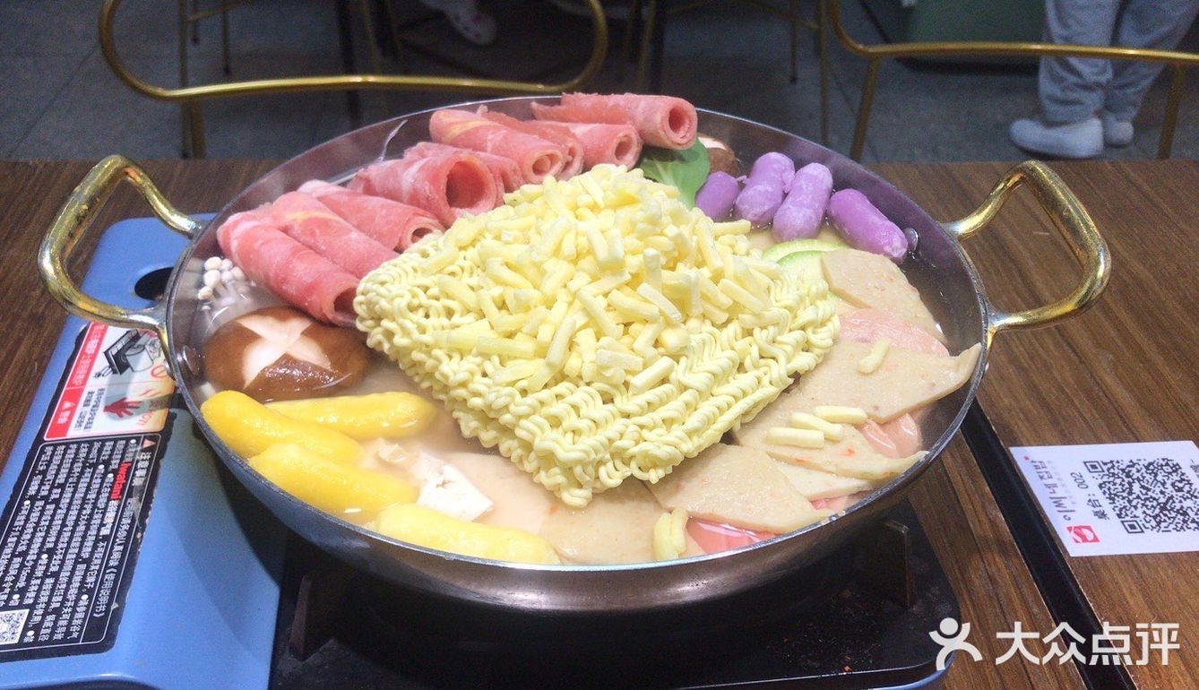 家门口的美食 已经开了两家店了店里不停的放着韩剧