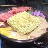 家门口的美食 已经开了两家店了店里不停的放着韩剧