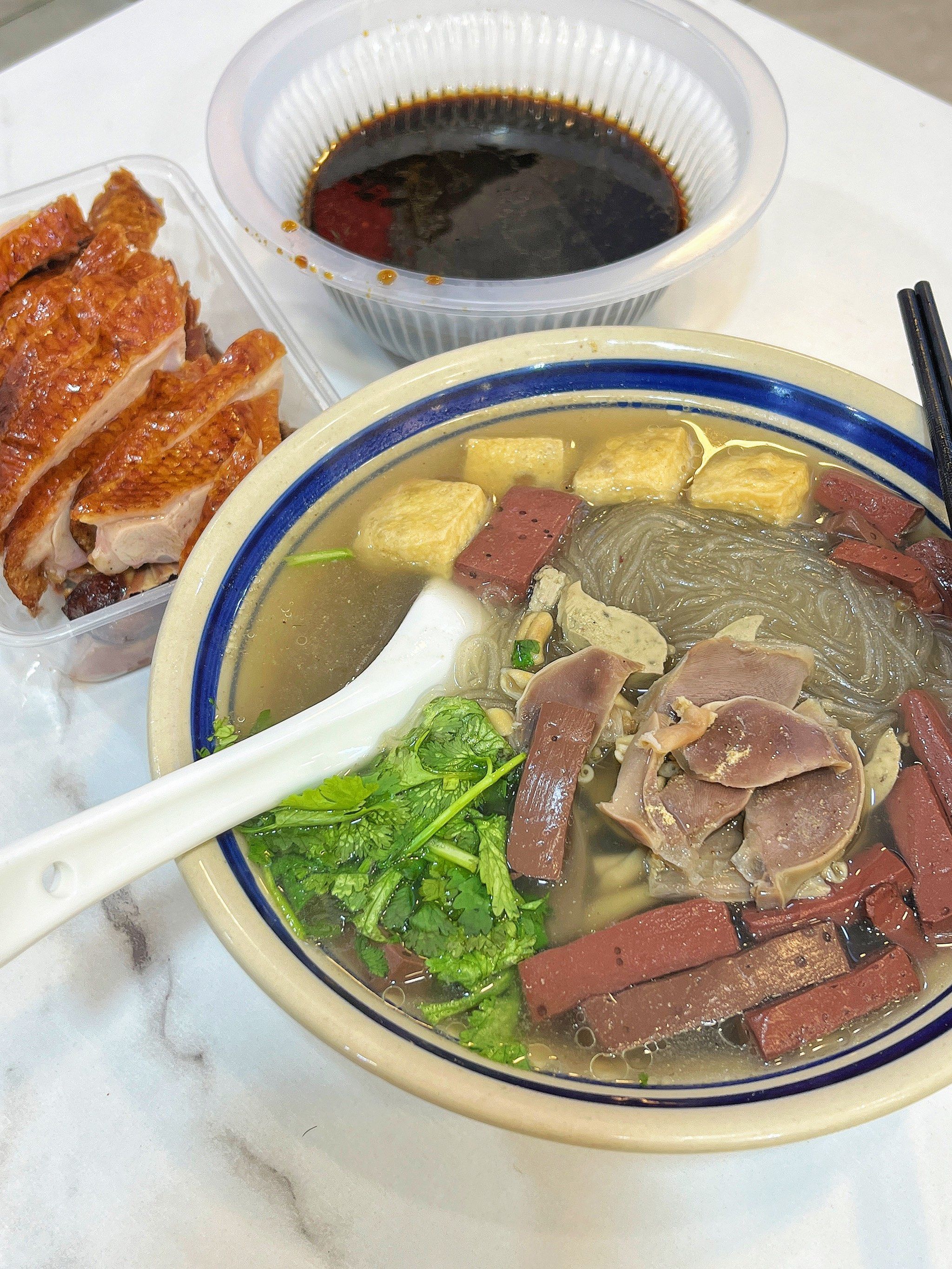 南京本地人都在吃的鸭血粉丝汤