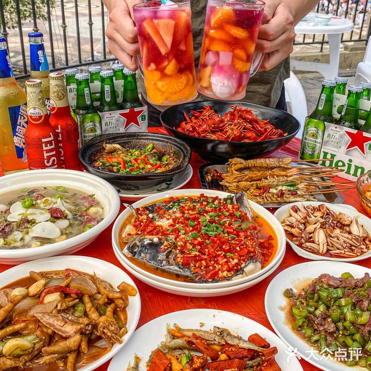 周围都是霓虹灯 氛围感十足