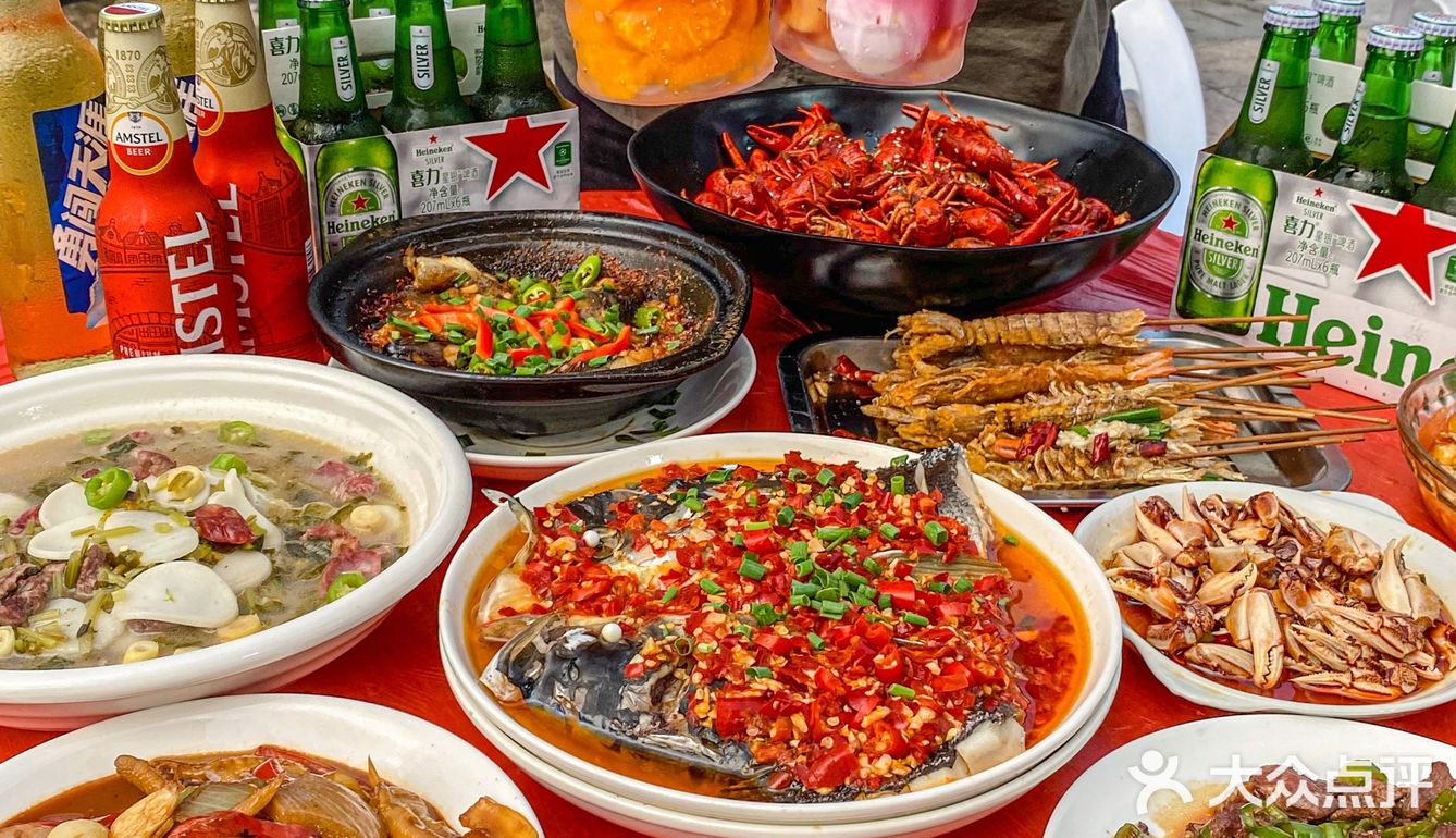 周围都是霓虹灯 氛围感十足
