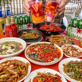 周围都是霓虹灯 氛围感十足