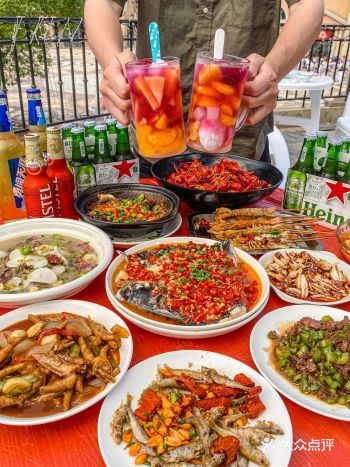 周围都是霓虹灯 氛围感十足