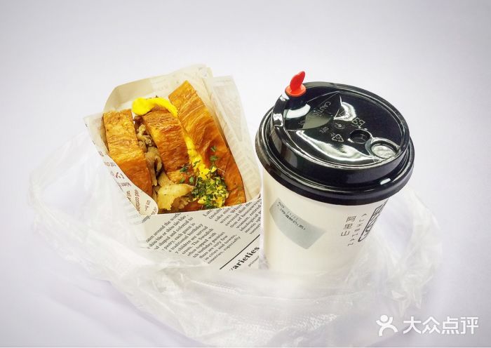 阿里山珍珠奶茶便当和風牛肉混蛋吐司配熱鮮牛奶图片