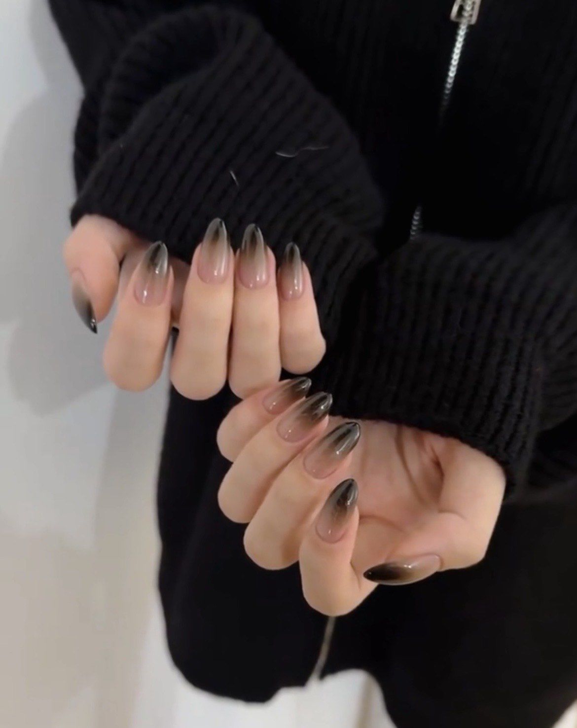 秋冬个性黑色渐变美甲