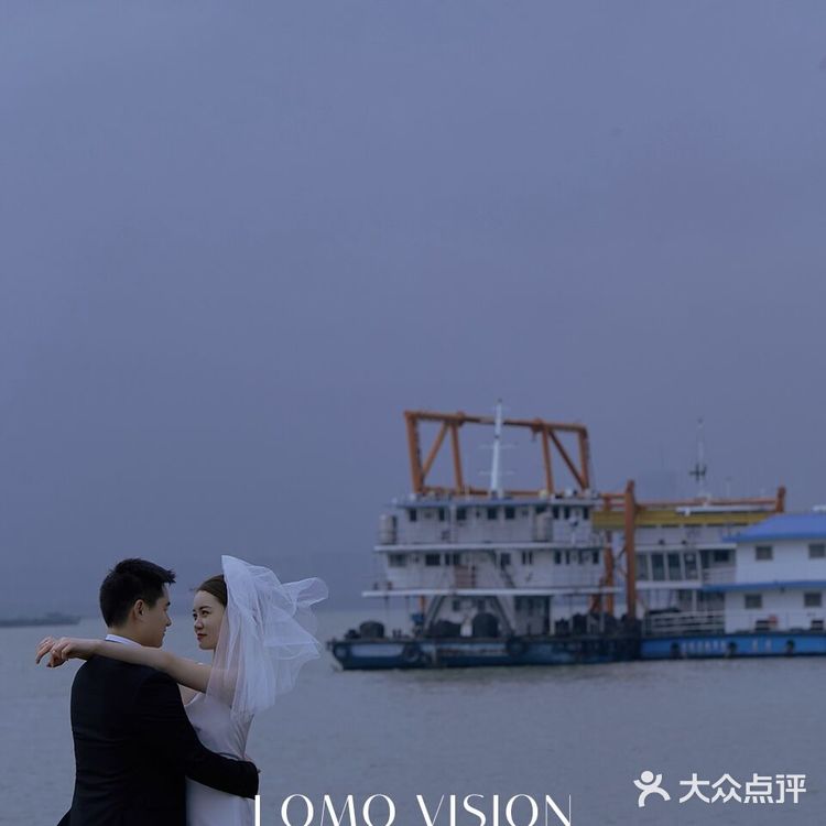 阴天下拍的电影感婚纱照🔵雾霾蓝太高级了