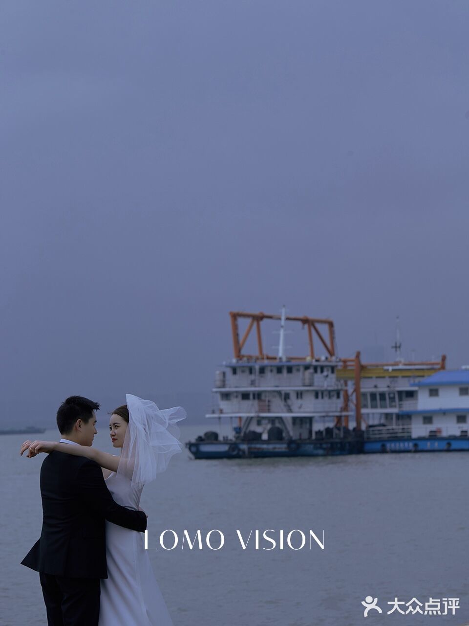 阴天下拍的电影感婚纱照🔵雾霾蓝太高级了