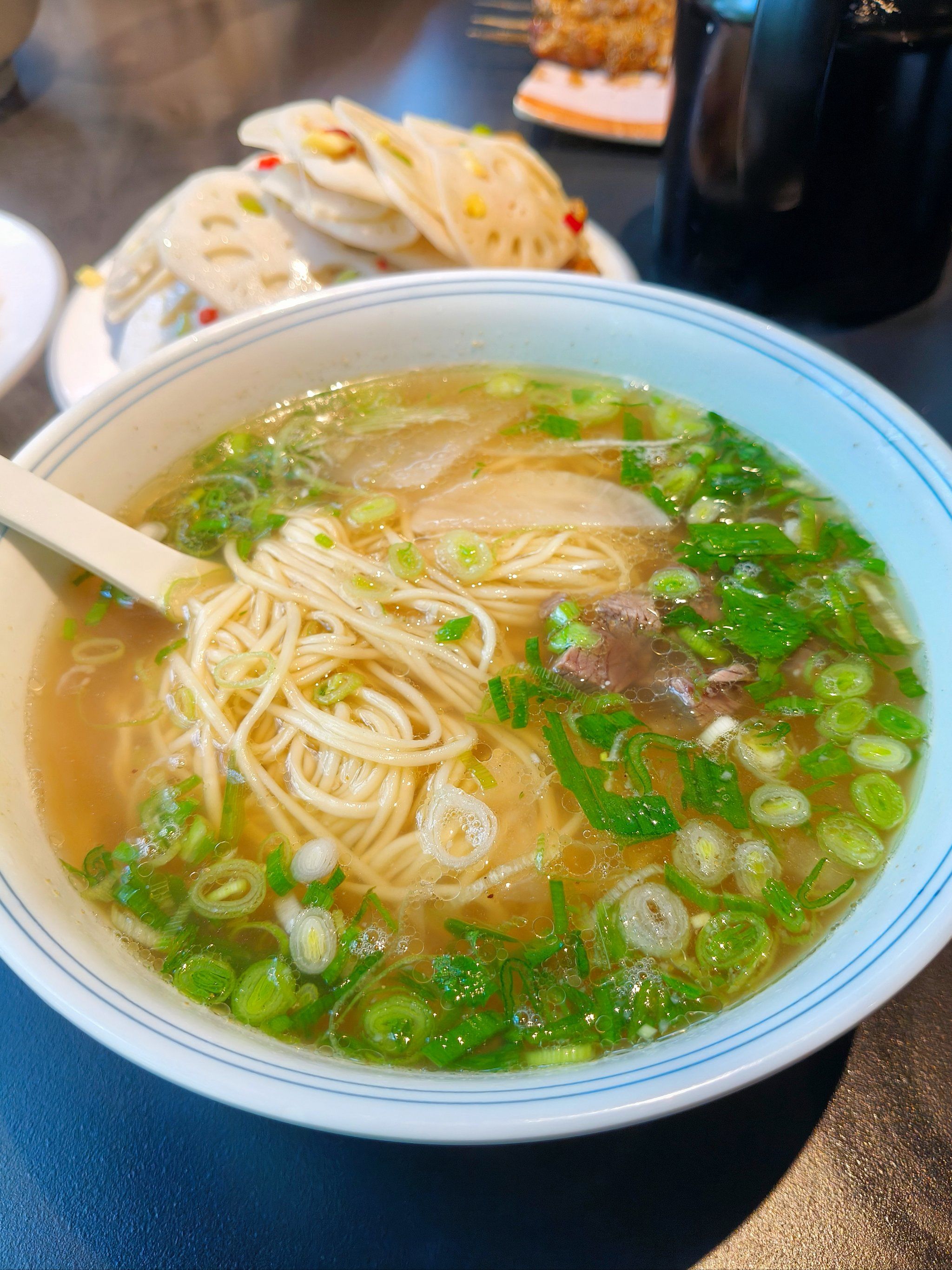 福彩路上的清汤牛肉面,不想做饭的时候就来吃.汤不油腻,但是很鲜