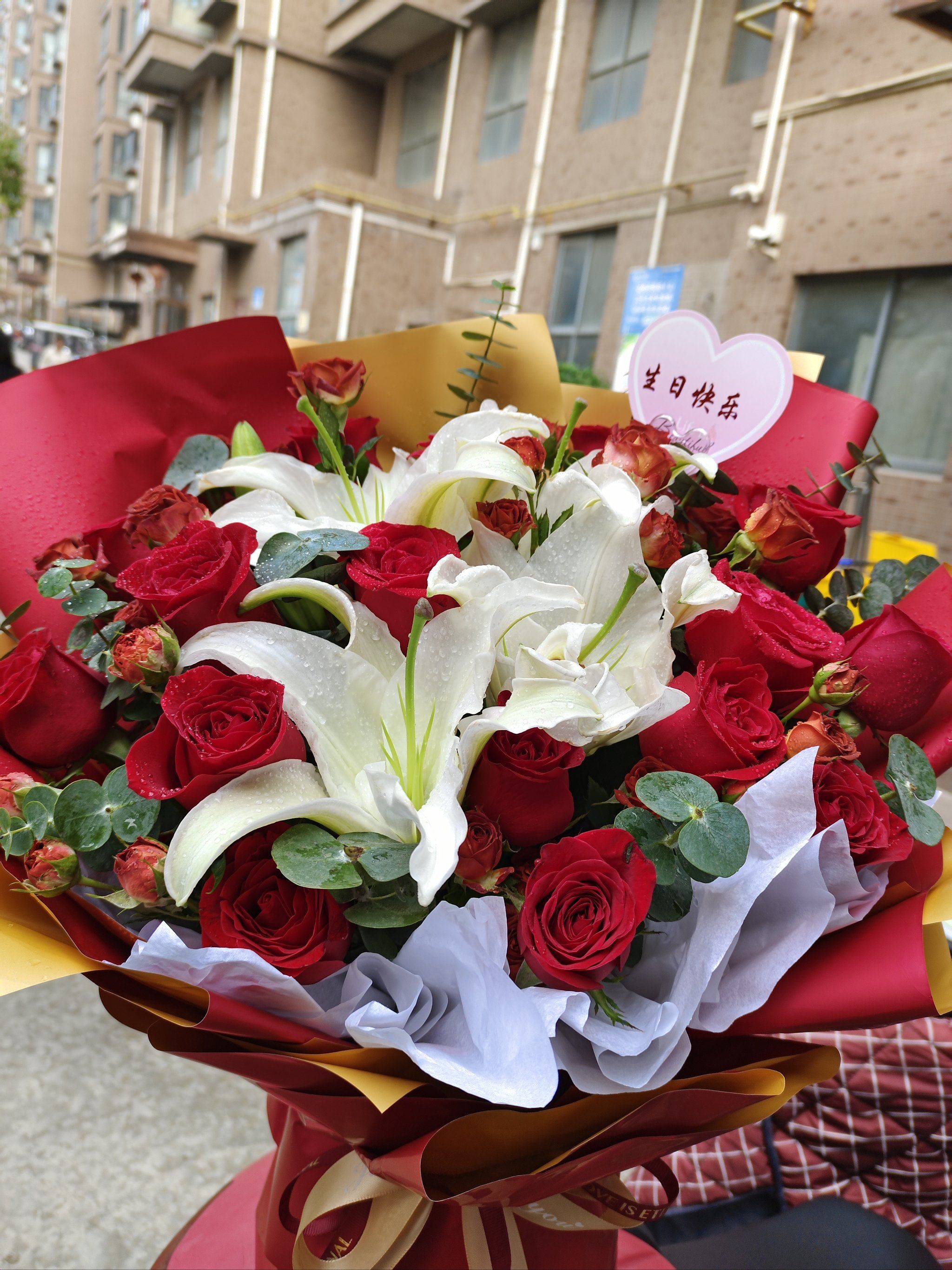 红玫瑰百合混搭花束