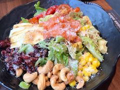 三文鱼牛油果蔬菜沙拉-山葵家居酒屋(天目里店)