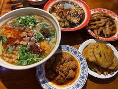 -爆炸头阿姨小四川正宗川味小吃(无任何分店)
