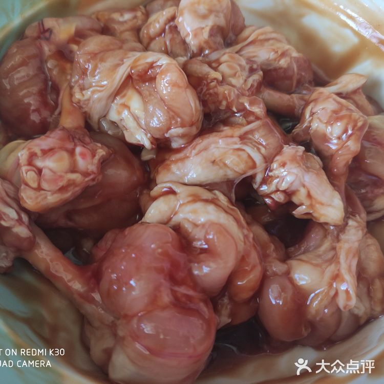 鸡翅小端包锡纸，防烤焦，也方便食用时用手拿