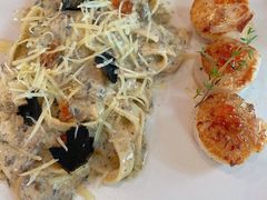 -Chom Cafe and Restaurant