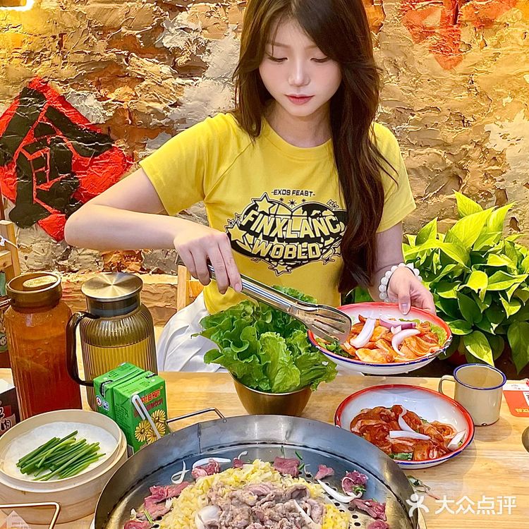 在独立的小院子里，和三两朋友，吹着晚风吃烤肉