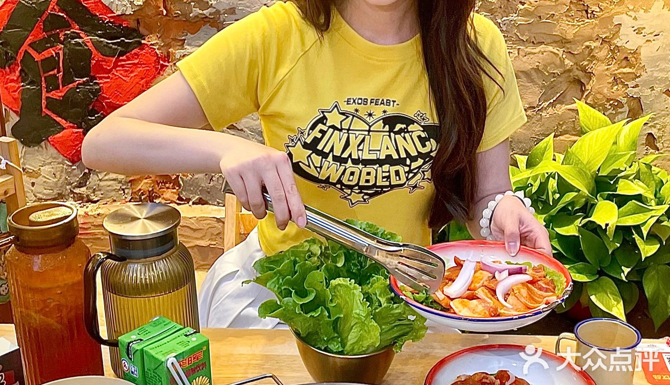 在独立的小院子里，和三两朋友，吹着晚风吃烤肉