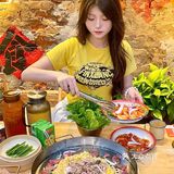 在独立的小院子里，和三两朋友，吹着晚风吃烤肉