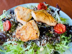 香烤三文鱼藜麦配坚果碎沙拉-魏斯理汉堡(西安沣东吾悦店)