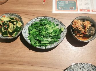 环境很有时代气息，感觉回到90年代，坐在火车里吃很有