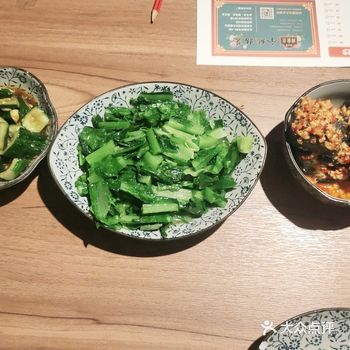 环境很有时代气息，感觉回到90年代，坐在火车里吃很有