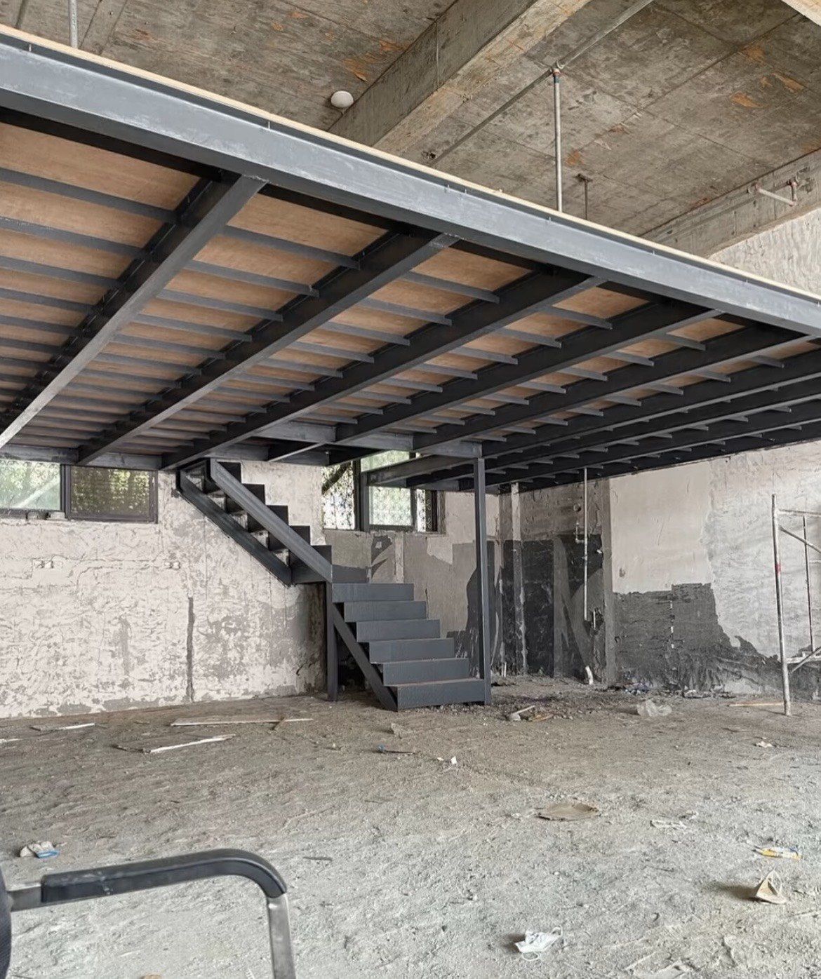 青岛鼎盛源钢结构请求输电铁塔出产用焊渣整理焊接设备专利可以精准对底座进行焊接并对焊渣整理