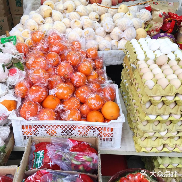 后宰门马路旁的门面店，蔬菜、水果、蛋、奶、豆制品应有