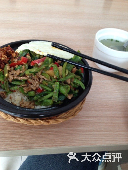 长豆角肉末煲仔饭