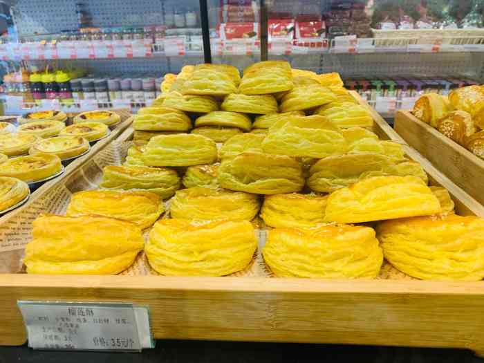 百年义利位于梨园九棵树西路中华老字号义利大果子面包年长一点儿的人